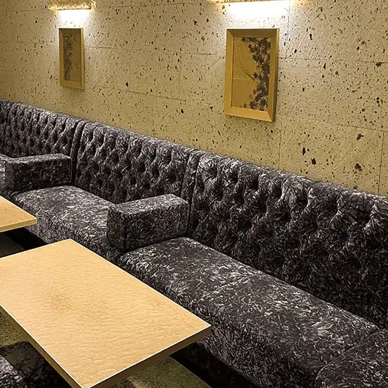 絲紋 メインルーム 居心地のよい照明と組子細工の壁面