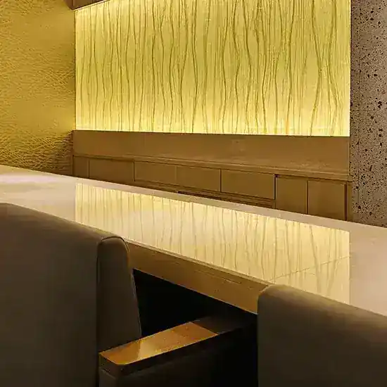 絲紋 メインルーム 上質なソファと間接照明